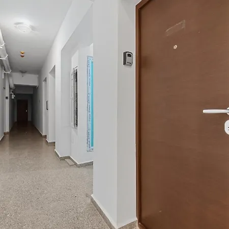 1 Apartment *